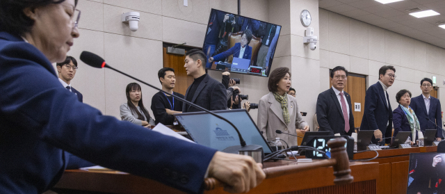 추미애 국회 법제사법위원장(앞)이 24일 국회에서 열린 법사위 전체 회의에서 