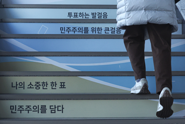 제9회 전국동시지방선거가 98일 앞으로 다가온 25일 한 시민이 선거 테마 역사로 꾸며진 대구도시철도 3호선 황금역 계단을 오르고 있다. 안성완 기자 asw0727@imaeil.com