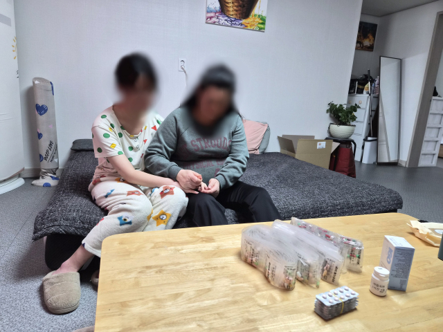 거실 매트리스 위에 나란히 앉은 엄마 은주(가명) 씨와 막내딸 다솜(가명) 양이 서로의 손을 꼭 맞잡고 있다. 모진 폭력을 피해 도망쳐 나온 세 모녀에게 서로의 온기가 담긴 이 손은 세상에 남은 마지막 동아줄이다. 정적이 흐르는 거실, 굳게 맞잡은 두 사람의 손은 굳이 말하지 않아도 그들이 견뎌내고 있는 삶의 무게와 서로를 향한 절박한 의지를 그대로 보여준다. 신동우 기자