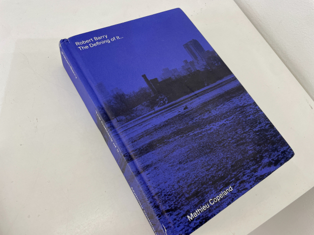 갤러리 신라 대구에 전시된 로버트 배리의 작품집.