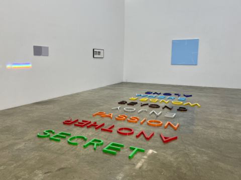 바닥의 단어를 읽어보세요, 떠오르는 심상이 곧 작품입니다