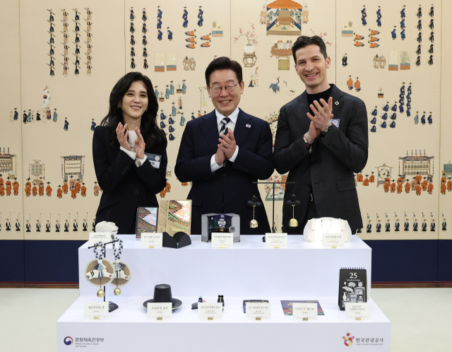 이재명 대통령이 25일 청와대에서 열린 확대국가관광전략회의에서 2025 관광기념품 공모전 수상작 관람 후 기념촬영을 하고 있다. 왼쪽부터 이부진 한국방문의해위원장, 이 대통령, 알베르토 몬디 주한이탈리아 상공회의소 부회장. 연합뉴스