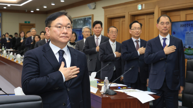 박영재 법원행정처장을 비롯한 법원장들이 25일 서울 서초구 대법원에서 열린 전국법원장회의에서 국기에 경례하고 있다. 연합뉴스