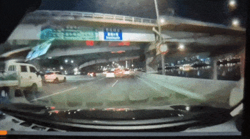 지난 25일 오후 8시 44분 서울 반포대교를 달리던 포르쉐 차량이 다리 밑 한강 둔치로 추락했다. 연합뉴스