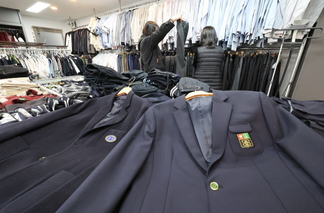 23일 관내 학교와 졸업생에게 교복을 기증받아 필요로 하는 주민에게 저렴하게 판매하는 서울 송파구 