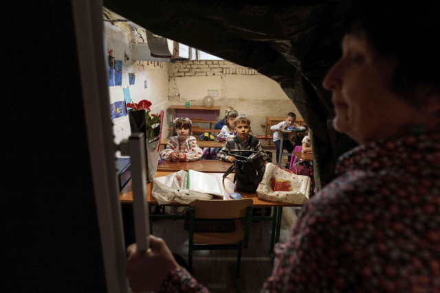 지난해 9월 우크라이나 수미 지역 지하에 설치된 학교에서 아이들이 수업을 듣고 있다. AP 연합뉴스