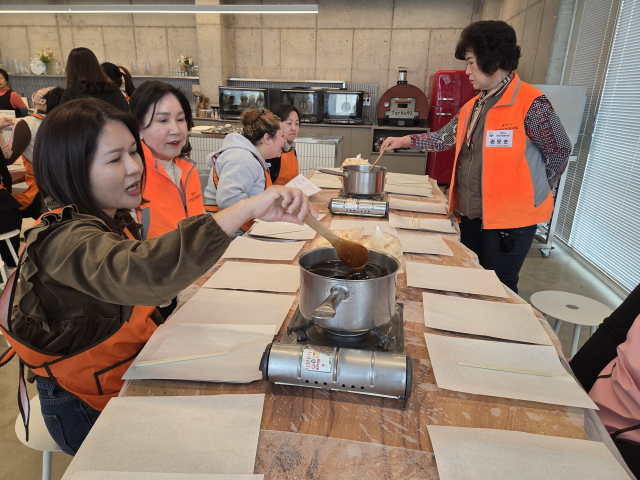 결혼이주여성들이 여성단체회원들의 도움을 받아 한과를 만들고 있다. 영주시 제공