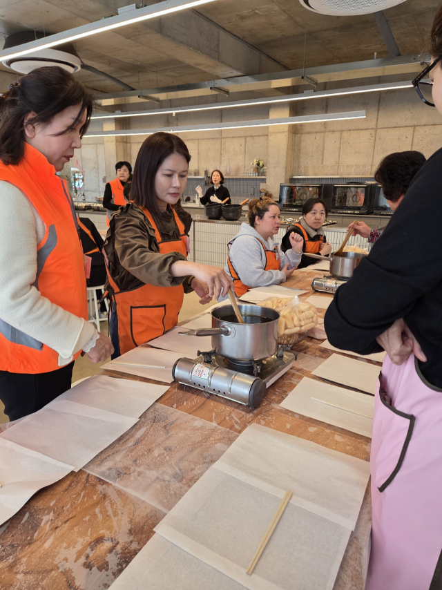 전통한과 만들기체험에 참여한 결혼이주여성들이 여성단체회원들의 도움을 받아 한과를 직접 만들어 보고 있다. 영주시 제공