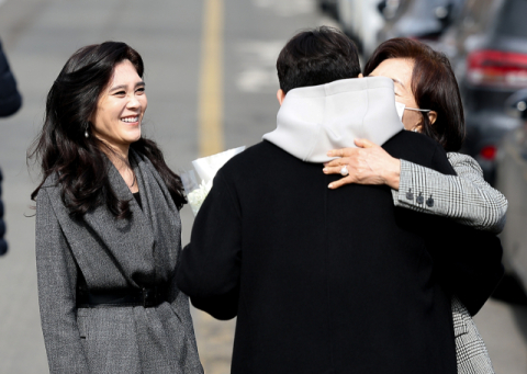 서울대 입학식 찾은 이부진…아들 손 꼭 잡고 미소