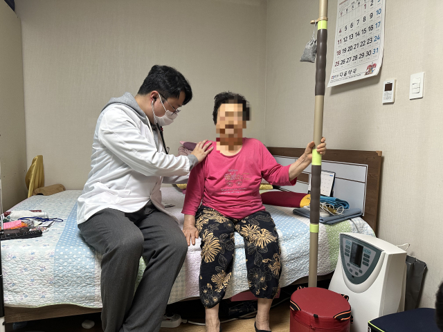 12만명 통합돌봄 코앞인데…일손 부족·예산 부담