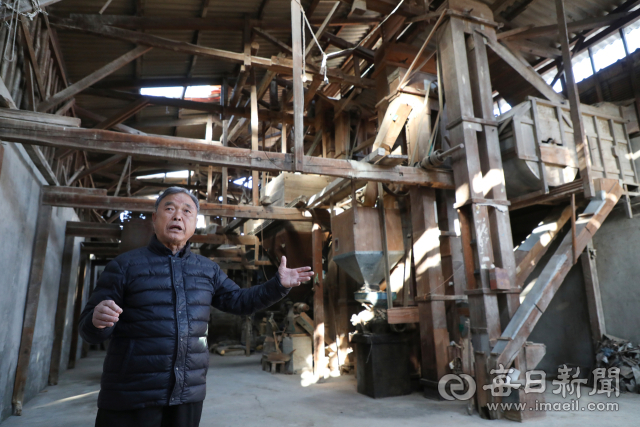 영주에 남은 마지막 정미소인 풍국정미소에서 2대 주인 우기섭 씨가 옛 도정기계를 가리키며 지난 세월을 떠올리고 있다. 정운철 기자 woon@imaeil.com