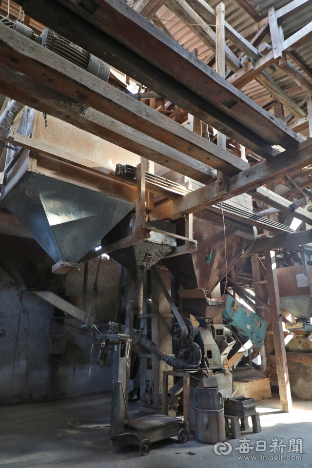 일제강점기에 나무와 시멘트로 지어진 풍국정미소 건물 내부에 옛 도정 도구가 보존돼 근대 양곡 가공업의 흔적을 보여주고 있다. 정운철 기자 woon@imaeil.com