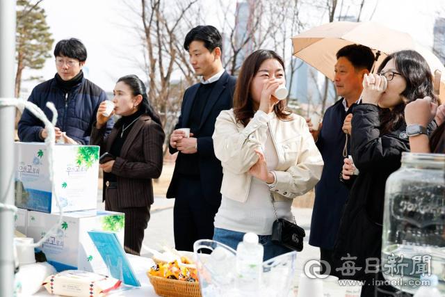 국회 소통관 앞 행사장을 방문한 시민들이 우산고로쇠 수액을 시음하고 있다. 울릉군 제공