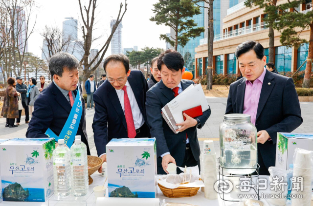국회 소통관 앞 행사장에서 우산고로쇠 수액을 시음하는 국회의원들. 남한권 울릉군수가 설명하고 있다. 울릉군 제공