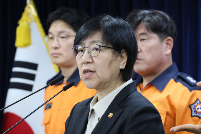 정은경 보건복지부 장관이 25일 서울 종로구 정부서울청사에서 응급환자 이송체계 혁신 시범사업 관련 브리핑을 하고 있다. 연합뉴스