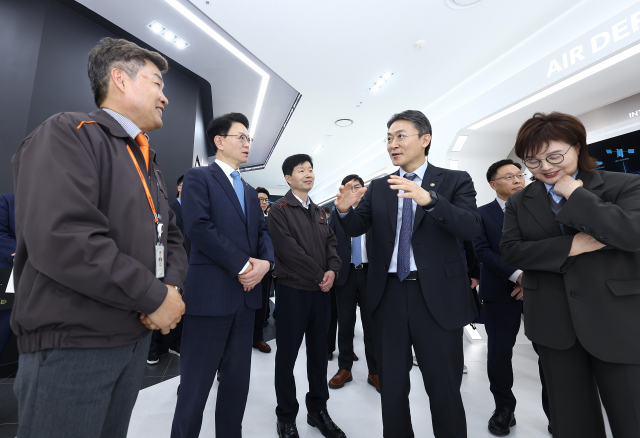 권대영 금융위원회 부위원장이 26일 경북 구미시 한화시스템을 방문해 현장 관계자들로부터 산업 동향을 청취하고 있다. 연합뉴스