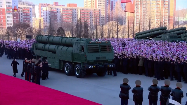 김정은 북한 국무위원장이 지난 18일 평양 4.25문화회관 광장에서 열린 600㎜ 대구경 방사포 증정식에서 방사포차를 직접 운전하며 사열하고 있다.[조선중앙TV 화면] 연합뉴스