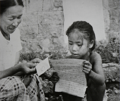 [매일신문 전국 어린이  사진공모전 70년]<1965년 11회>금상 강해용 작 대독(代讀)