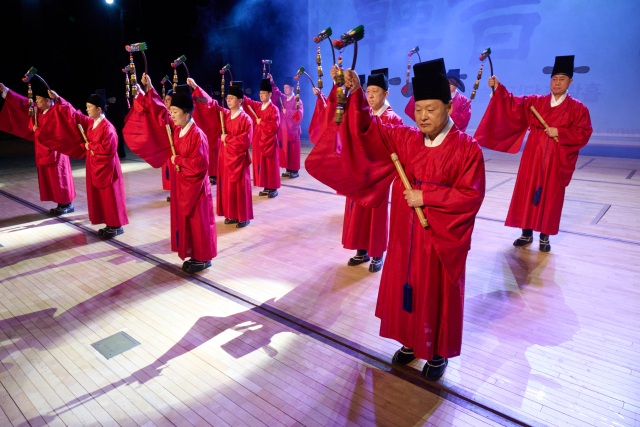 [포토뉴스] 전통음악 공연 펼치는 크라운해태 임직원들 