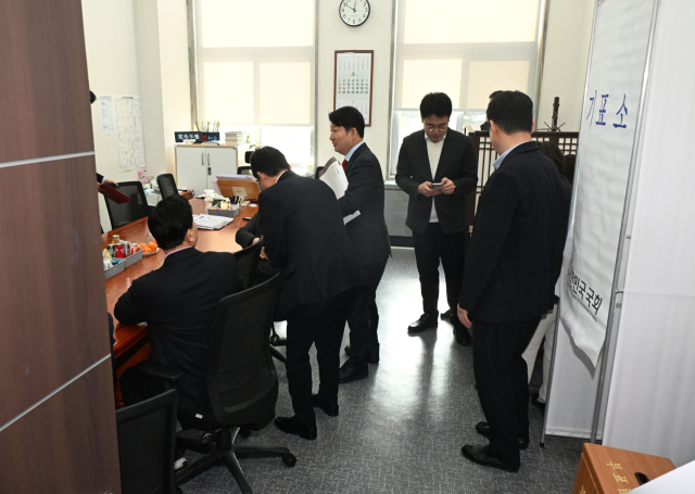 국민의힘이 대구·경북(TK) 행정 통합 특별법안 처리에 대한 당의 입장을 26일 전체 TK 국회의원의 투표로 정하기로 해 국민의힘 TK 의원들이 투표를 위해 원내수석부대표실에 모여 있다. 연합뉴스