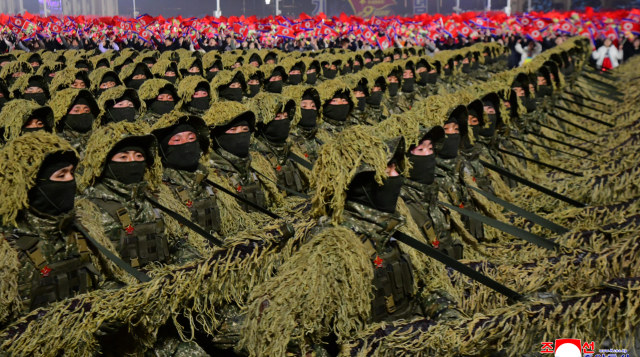 북미 대화 노리나…北, 이례적인 무기 없는 열병식