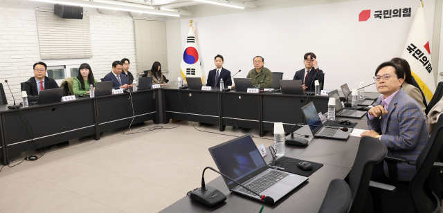 국민의힘 이정현 공천관리위원장이 26일 서울 영등포구 여의도 중앙당사에서 열린 제9회 전국동시지방선거 중앙당 공천관리위원회 ３차 회의에서 온라인 공천시스템 홍보 영상을 시청하고 있다. 연합뉴스