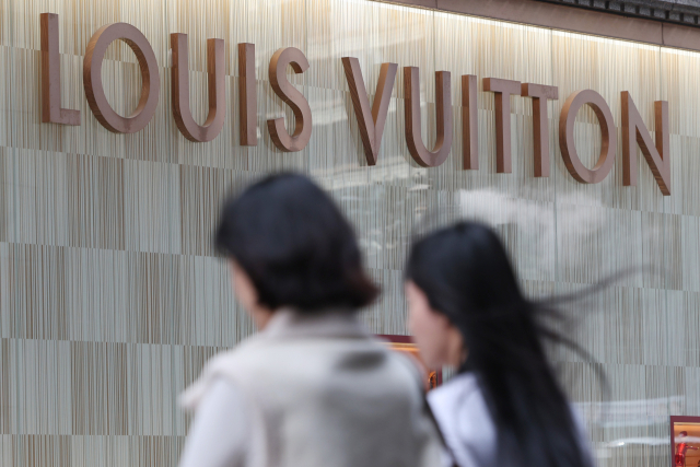 개인정보보호위원회는 개인정보 유출 사고를 낸 루이비통에 과징금 213억8천500만원을 부과했다고 12일 밝혔다. 루이비통코리아는 서비스형 소프트웨어 기반 고객관리 서비스를 이용하는 과정에서 개인정보 유출 사고가 발생한 것으로 조사됐다. 사진은 12일 서울의 한 백화점. 연합뉴스