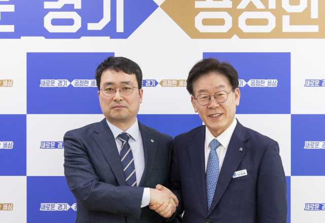 경기도지사 시절인 이재명 대통령(오른쪽)과 이헌욱 한국부동산원장(당시 경기주택도시공사 사장). 경기도 제공