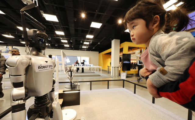 1일 서울 영등포구 이마트 영등포점에 로봇 상품이 진열돼 있다. 이마트는 휴머노이드 로봇을 포함한 로봇 상품 14가지를 판매하기 시작했다. 연합뉴스