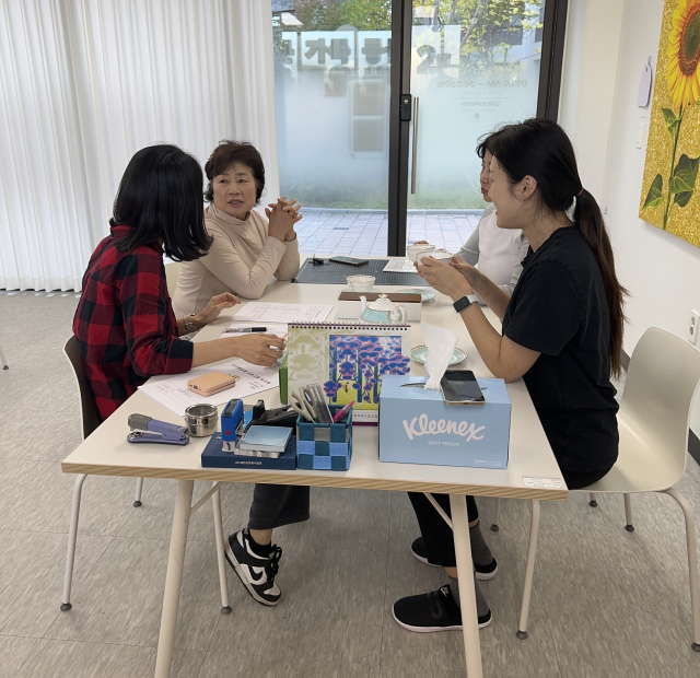 정연휘 사회복지사(오른쪽)가 요양보호사들과 함께 어르신 사례를 논의하고 있다. 재가복지 현장은 정기적인 사례 회의를 통해 돌봄 방향을 조율한다.