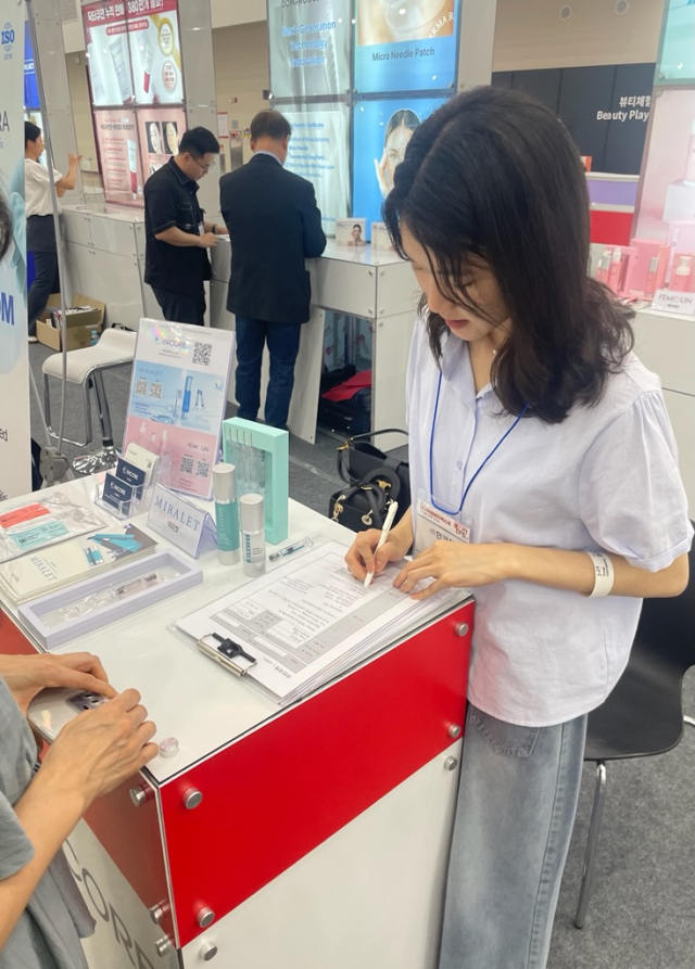 전시행사에 참여한 김채현 세라뮤즈 대표가 부스 방문객에게 당사 제품 