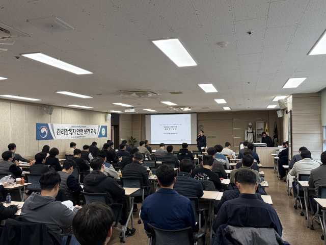 고용노동부 창원지청 최태식 지청장이 창원관내 안전관계자들이 모인 가운데 정책방향에 대한 세미나를 진행하고 있다. 대한산업안전협회 창원지회 제공