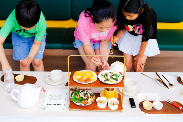 어린이 방문객들이 카페 옐롱에서 참외 디저트 페어링 체험을 하고 있다.