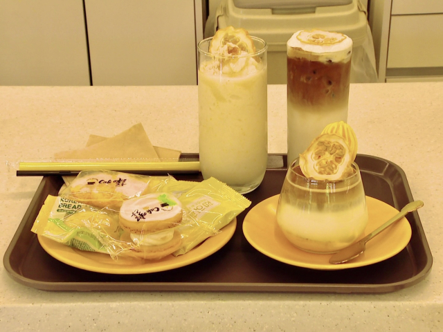 카페 옐롱의 참외 음료와 디저트.