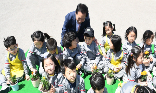 구인모 거창군수가 어린이집을 방문 아이들을 다독여주고 있다.거창군 제곤