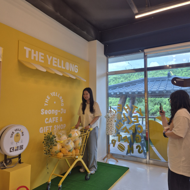 관광객들이 카페 옐롱의 포토존에서 사진을 찍고 있다.