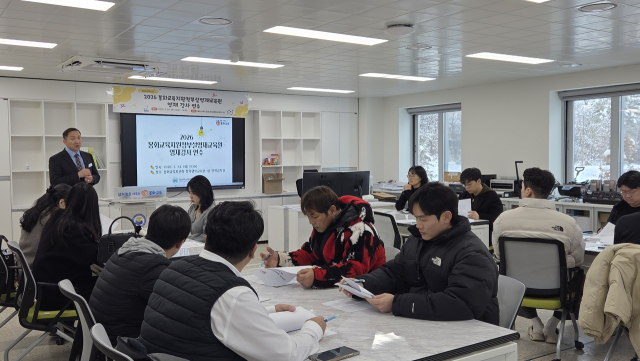 봉화교육지원청이 지역 영재교육과 특수교육 두 축을 동시에 다듬으며 내실 다지기에 나섰다. 지난 25일 창의행복교육관에서 2026학년도 부설영재교육원 운영을 위한 강사 사전협의회가 진행 중이다. 봉화교육지원청 제공