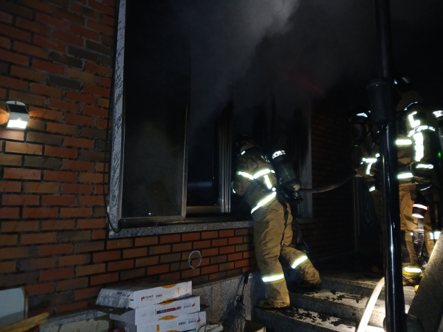 28일 새벽 경북 의성군 의성읍 한 단독주택에서 불이 나 소방대원이 진화작업을 벌이고 있다. 경북소방본부 제공