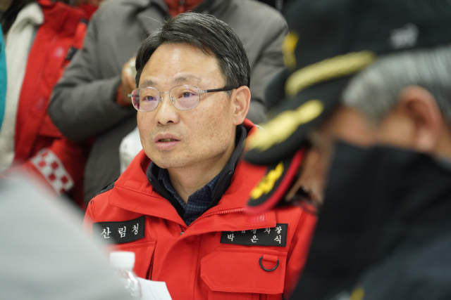밀양산불 산불현장통합지휘본부장인 박은식 산림청장 직무대리가 24일 경남 밀양시 상남면 밀양맑은물관리센터에 마련된 산불현장통합지휘본부에서 상황판단 회의를 주재하고 있다. 연합뉴스