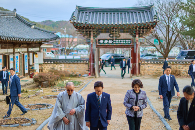 청와대는 이재명 대통령과 김혜경 여사가 지난 27일 전북 타운홀미팅 간담회 일정 후 완주 송광사를 방문한 모습을 28일 SNS에 공개했다. 연합뉴스