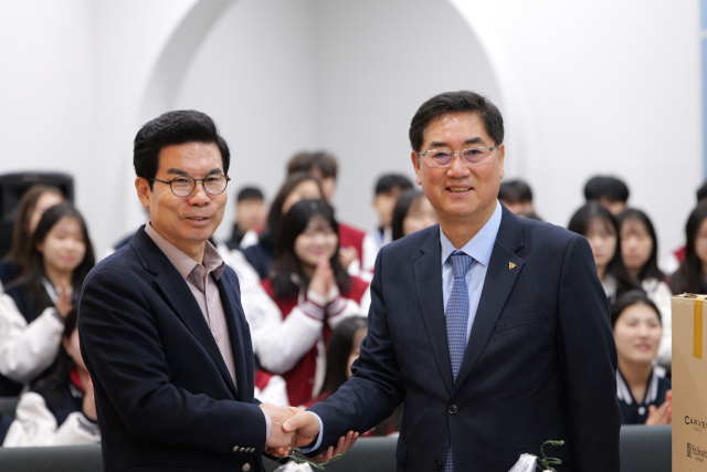 대구 계성고등학교는 지난 25일 청소년들의 올바른 역사관 정립과 함께 교육·문화 분야 교류 활성화를 위해 경상북도 영덕군과 업무협약(MOU)을 체결했다. 김광열 영덕군수(왼쪽)와 박현동 계성고 교장. 계성고 제공