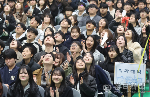 지난달 27일 계명대학교 성서캠퍼스에서 열린 입학식에서 신입생들이 학교 태권도시범단의 축하 공연을 보며 즐거워 하고 있다. 안성완 기자 asw0727@imaeil.com