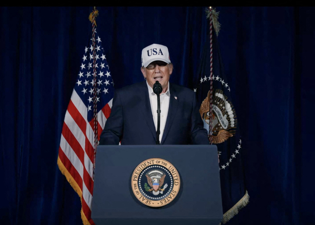 도널드 트럼프 미국 대통령이 자신의 X계정에 올린 영상을 통해 미국의 이란 공격에 대해 성명을 발표하는 모습. AFP 통신.