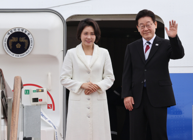 싱가포르와 필리핀을 국빈방문하는 이재명 대통령과 김혜경 여사가 1일 성남 서울공항 공군1호기에서 환송객에게 인사하고 있다. 연합뉴스