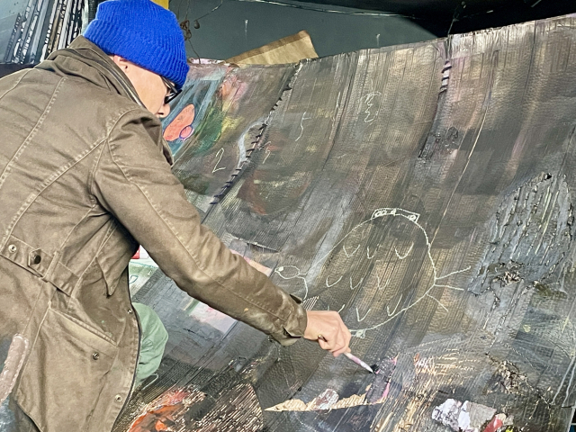 이문 작가가 작업실에서 그림을 그리고 있다. 이연정 기자