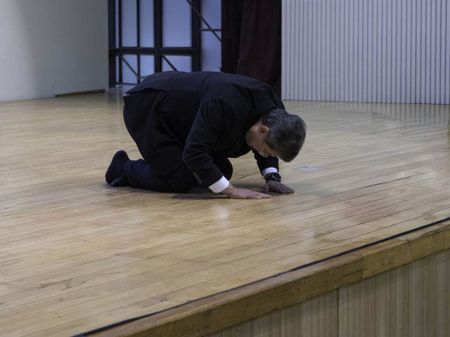 박병훈 경주시장 예비후보가 28일 출판기념회에서 시민들에게 큰절로 인사를 하고 있다. 박 예비후보 제공