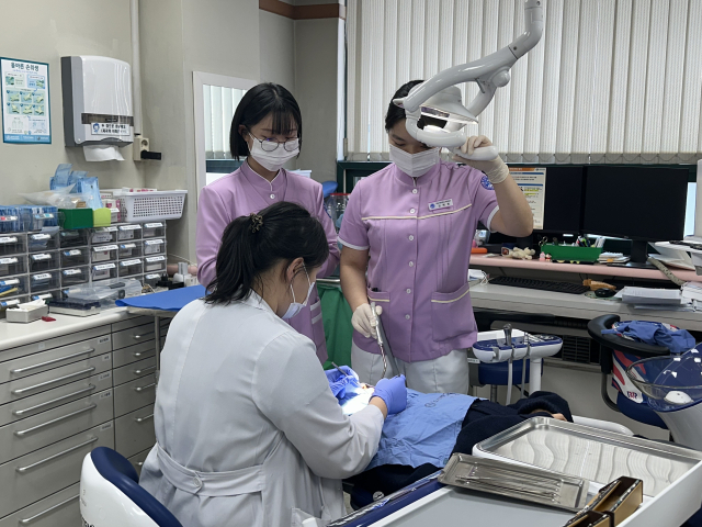 한양대 치과병원에서 동계 임상실습 중인 영남이공대 치위생과 학생들. 영남이공대 제공