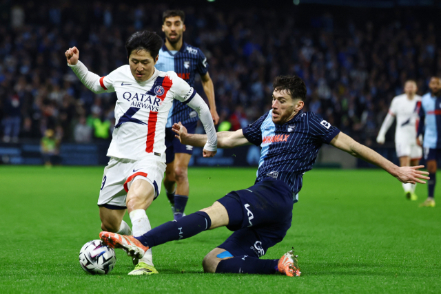 PSG의 이강인이 1일 프랑스 르아브르에서 열린 2025-2026 리그1 24라운드 르아브르와의 경기 도중 상대 저지에도 공을 확보하고 있다. 로이터 연합뉴스