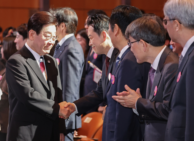 이재명 대통령이 1일 서울 강남구 코엑스에서 열린 제107주년 3·1절 기념식에서 국민의힘 장동혁 대표와 악수하고 있다. 연합뉴스
