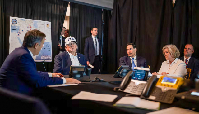 도널드 트럼프 미국 대통령이 지난달 28일(현지 시간) 플로리다 마러라고에 마련된 상황실에서 이란 공격 작전을 지켜보고 있다. 백악관 SNS 제공